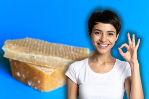 bucce parmigiano su sfondo azzurro e donna sorridente che fa ok con le mani