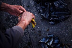uomo che pulisce cozze