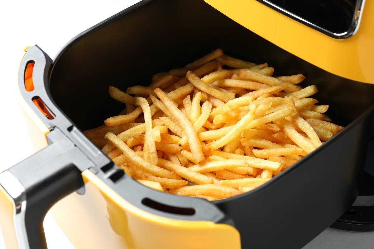 patatine fritte dentro la friggitrice ad aria