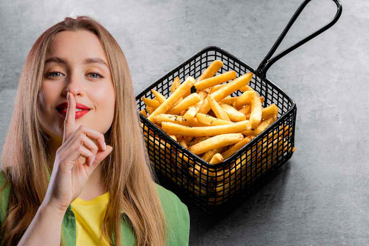 donna che fa segno di un segreto e patatine fritte dentro cestello dietro