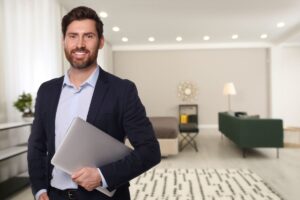 amministratore di condominio in una stanza spaziosa