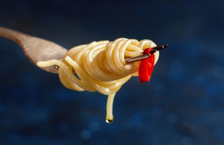 forchettata di spaghetti aglio, olio e peperoncino