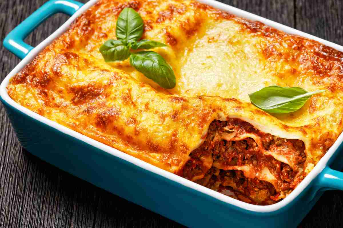 lasagna dentro una teglia azzurra 