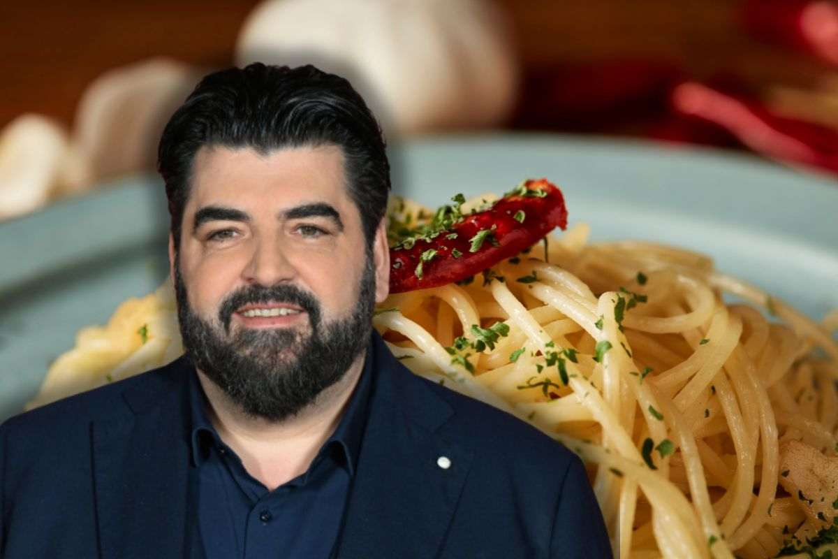 spaghetti aglio, olio e peperoncino nel piatto e antonino cannavacciuolo sorridente